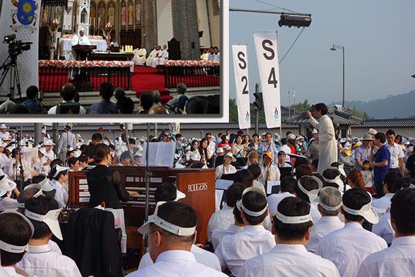 Pontiff Visits Korean Catholics, Prays For Peace