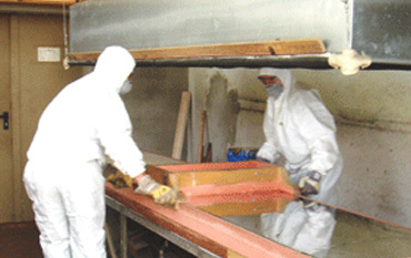 Pipe metal sheets are cast over the marble table just as our predecessors did centuries ago. The only difference: strict health safety measures for protection of personnel.